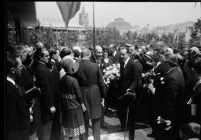 El rey Alfonso XIII y el conde de Welczeck, embajador de Alemania en España, en la inauguración del Pabellón de Alemania en la Exposición Internacional de Barcelona (1929).