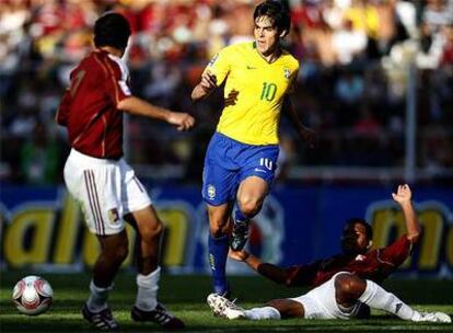 Dos defensores venezolanos tratan de frenar un avance del brasileño Kaká.