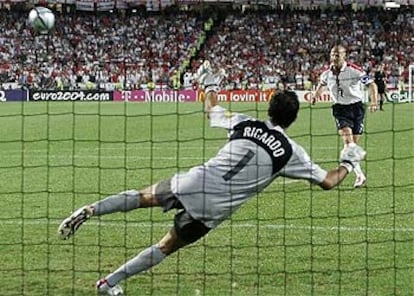 Momento en el que Beckham falla el penalti ante el portero portugués Ricardo el pasado 24 de junio.