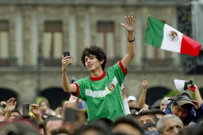 Un aficionado mexicano durante la transmisión del partido entre México y Brasil en el Zócalo.