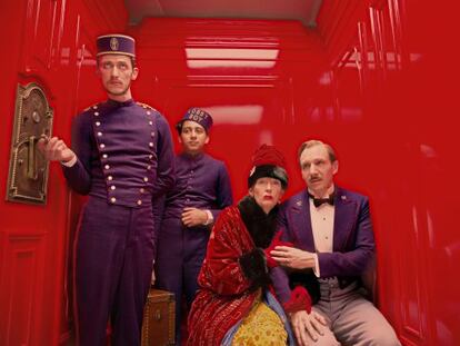 Detr&aacute;s, Tony Revolori, y sentados, Tilda Swinton y Ralph Fiennes, en &#039;El gran hotel Budapest&#039;.