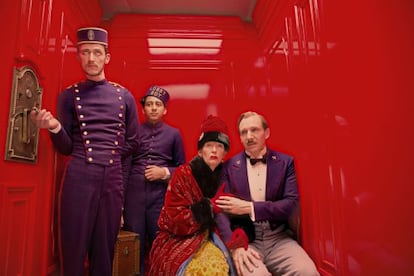 Detr&aacute;s, Tony Revolori, y sentados, Tilda Swinton y Ralph Fiennes, en &#039;El gran hotel Budapest&#039;.