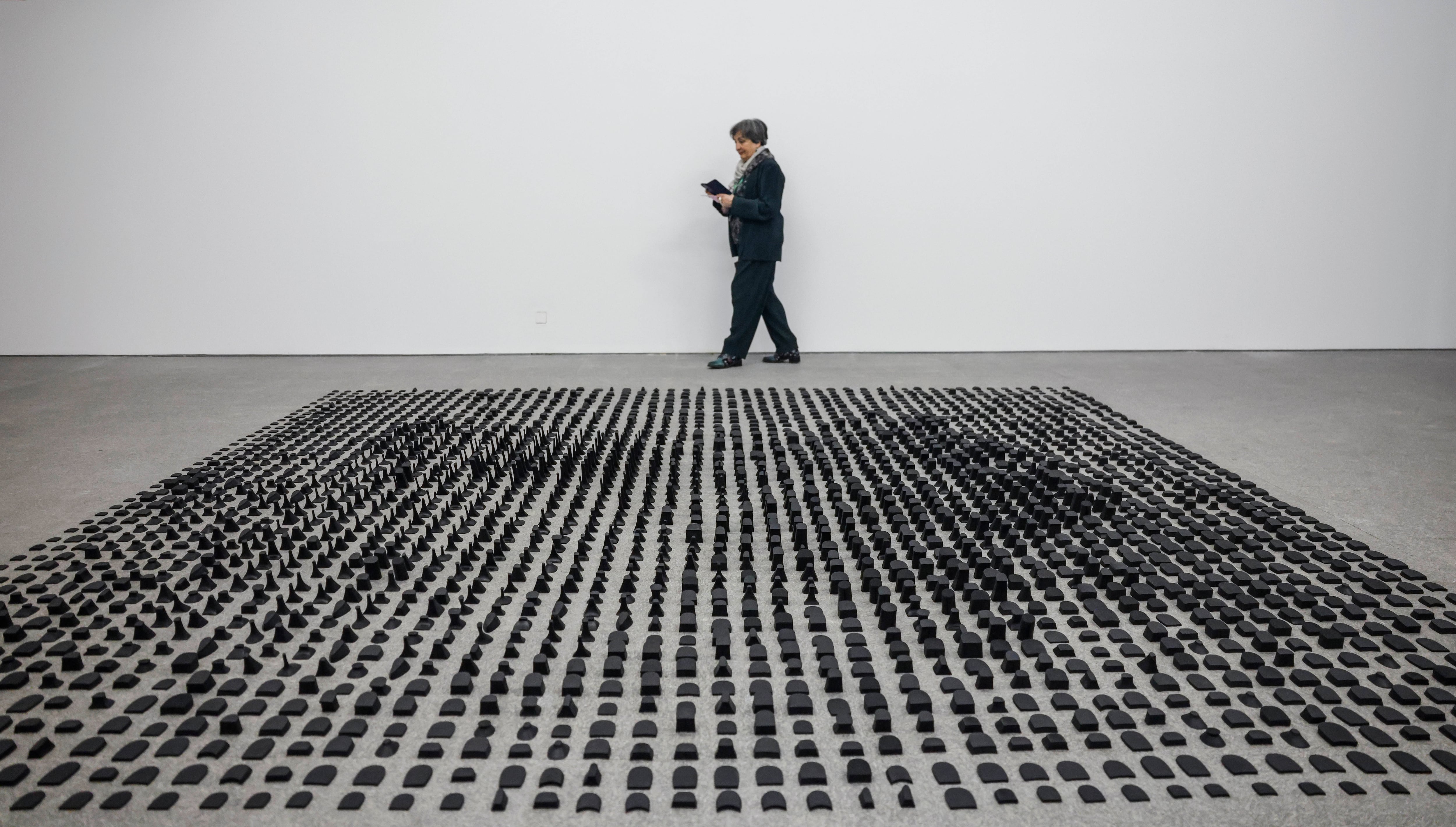 'Éxtasis, estatus, estatua', instalación realizada con tacones por Juan Luis Moraza.