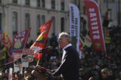 El secretario general del mayor sindicato luso (CGTP), Armenio Carlos, ofrece un discurso durante una jornada de protestas organizada por el CGTP delante del edificio del Parlamento, en Lisboa (Portugal). EFE/Archivo