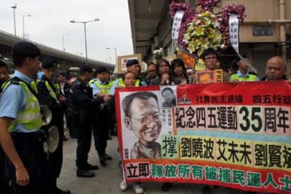 Manifestantes de Human rights sostienen una pancarta en protesta por varios activistas detenidos.