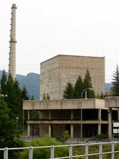 Imagen de la torre de la planta nuclear de Santa María de Garoña (Burgos).