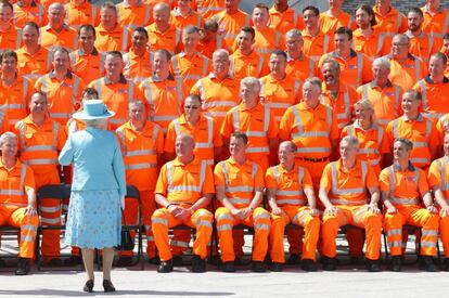 La reina Isabel II de Inglaterra saluda a los trabajadores de la construcción de la red de ferrocarril, tras la apertura de la estación de Reading recién remodelada. 17 de julio de 2014.