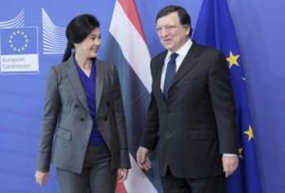 El presidente de la Comisión Europea, José Manuel Durao Barroso, da hoy la bienvenida a la primera ministra tailandesa, Yingluck Shinawatra, antes de mantener una reunión en la sede de la institución en Bruselas (Bélgica).