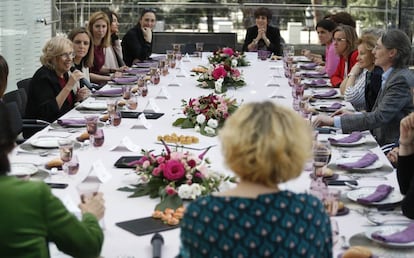 Carmena come con 22 mujeres en los Jardines Cecilio Rodríguez por el 8 de marzo, dia de la mujer.