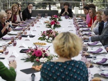 Carmena come con 22 mujeres en los Jardines Cecilio Rodríguez por el 8 de marzo, dia de la mujer.