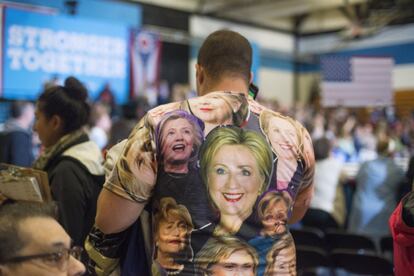 Un hombre lleva una camiseta de Hillary Clinton durante un acto de la campaña electoral en Cleveland, Ohio (EE UU) el 21 de octubre.