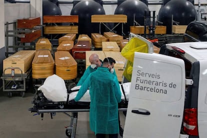 Funeral workers transferring the remains of a Covid-19 victim in Barcelona.