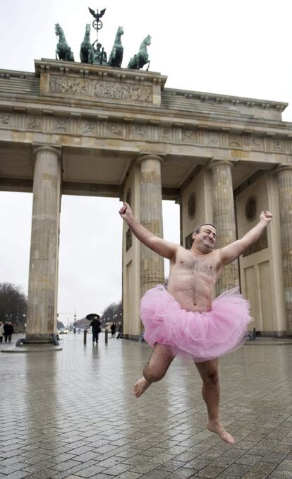 Bob Carey salta con un tutú rosa delante de la Puerta de Brandemburgo, en Berlín, Alemania. Bob y Linda Carey son los fundadores del "Tutu Project", una iniciativa destinada a tomar conciencia sobre el cáncer de mama mediante retratos en los que posan con esta prenda de ballet.