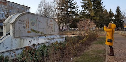 Una mujer fotografía la fuente conmemorativa de la fundación de la ciudad de Videle.