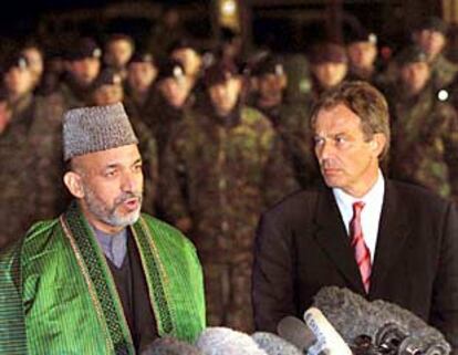 El primer ministro afgano, Hamid Karzai (izquierda) comparece junto a Tony Blair en la base aérea de Bagram.