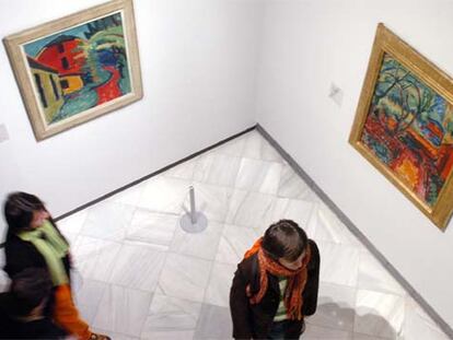 Una vista de la exposición, con los cuadros<i> Fachada roja</i> (izquierda) y <i>Casa bajo los árboles,</i> de Schmidt-Rottluff.