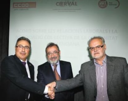 Paco Molina (CC OO), José Vicente González (Cierval) y Conrado Hernández (UGT) tras firmar el acuerdo para agilizar la negociación colectiva.