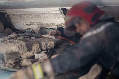 El cadáver de un hombre permanece atrapado entre los escombros de un edificio en Mulai Brahim, cerca de Marraquech.