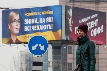 Carteles electorales de Yulia Tymoshenko y el presidente Petró Poroshenko en Kiev.