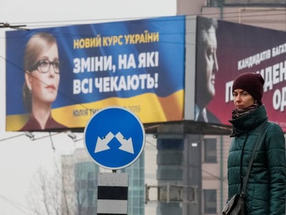 Carteles electorales de Yulia Tymoshenko y el presidente Petró Poroshenko en Kiev.