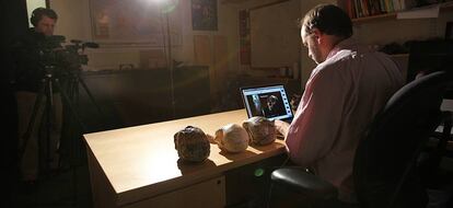 El profesor de antropología de la Universidad de Wellesley Adam Van Arsdale, durante el rodaje de una clase por Internet.