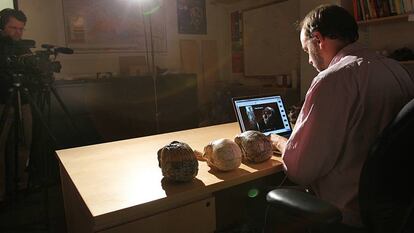 El profesor de antropología de la Universidad de Wellesley Adam Van Arsdale, durante el rodaje de una clase por Internet.