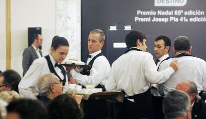 Varios camareros en una pasada entrega del Premio Nadal en Barcelona.