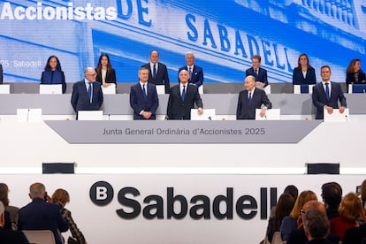 El presidente del Banco Sabadell, Josep Oliu (c) junto al consejero delegado César González-Bueno (2i) , durante la Junta General de Accionistas de la entidad, este jueves en Sabadell.