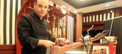 Anselmo Pérez corta jamón en la taberna andaluza del Hotel Ercilla uno de los días de Aste Nagusia.
