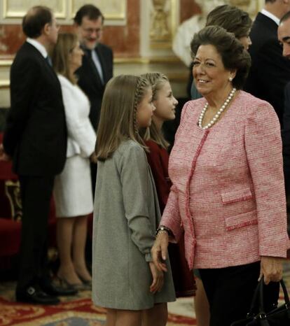 Rita Barberá, al Saló dels Passos Perduts del Congrés dels Diputats, després de rebre la salutació dels Reis i les seves filles, la princesa Elionor i la infanta Sofia, després de la solemne cerimònia d'obertura de les Corts en la XII Legislatura, el 17 de novembre del 2016.