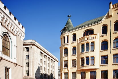 La fachada de la llamada Casa de los Gatos (derecha), en la ciudad de Riga (Letonia).