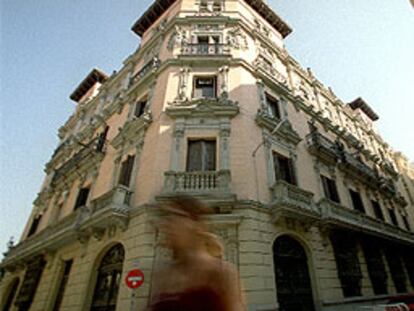 Fachada de uno de los edificios en la calle del Marqués de Cubas sobre los que se ampliará el Museo Thyssen Bornemisza en Madrid.