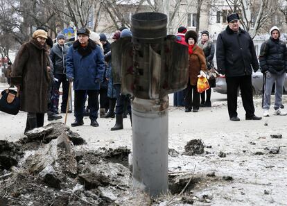 La administración regional de Donetsk leal al Gobierno de Kiev ha confirmado en un comunicado la muerte de cinco civiles y otros tantos militares por el impacto de los proyectiles, mientras que otras dos personas perdieron la vida en el hospital a consecuencia de las heridas. En la imagen vecinos de Kramatorsk contemplan los restos de uno de los cohetes lanzados.