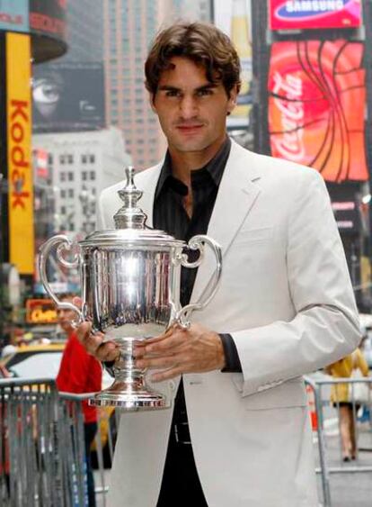 Roger Federer, con el trofeo ganado.