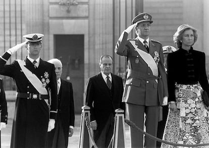 De izda. a dcha. , Felipe de Borbón, Sabino Fernández Campo, don Juan Carlos y doña Sofía durante el desfile celebrado con motivo de la Pascua Militar en 1993.