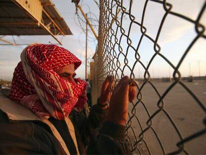 Un palestino espera en el paso de Rafah a que unos familiares entren en la franja de Gaza.