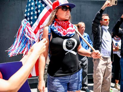 Protesta en San Diego (California) el pasado 1 de mayo de seguidores del grupo QAnon para pedir que se levantaran las medidas de confinamiento en el Estado.