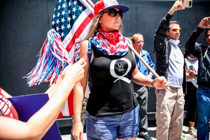 Protesta en San Diego (California) el pasado 1 de mayo de seguidores del grupo QAnon para pedir que se levantaran las medidas de confinamiento en el Estado.