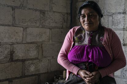 Pascuala López, una artesana chamula que vive en la comunidad de Makviló, cuenta como han tenido dificultades para vender sus productos por la pandemia.