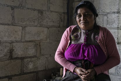 Pascuala López, una artesana chamula que vive en la comunidad de Makviló, cuenta como han tenido dificultades para vender sus productos por la pandemia.