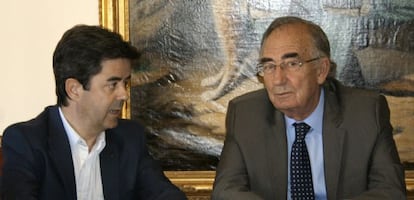 El presidente de Ibercaja, Amado Franco (a la derecha) y el alcalde de Huesca, Luis Felipe, durante una reuni&oacute;n celebrada este martes.