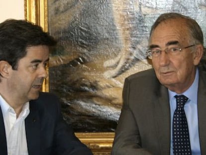 El presidente de Ibercaja, Amado Franco (a la derecha) y el alcalde de Huesca, Luis Felipe, durante una reuni&oacute;n celebrada este martes.