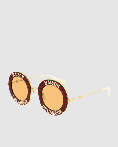 ¿Qué tal añadir a tu colección de gafas de sol un modelo original y divertido con el que alegrar tus looks? Desde luego es el momento para hacerlo y estas Gucci de diseño retro con un 20% de descuento son un buen lugar donde empezar. Antes tenían un precio de 450 euros y ahora las puedes encontrar aquí por 360 euros