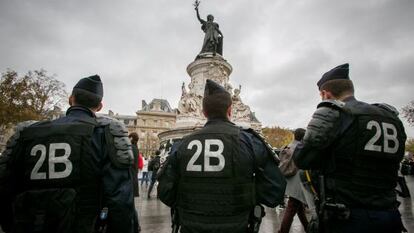 Polic&iacute;as vigilan en la plaza de la Rep&uacute;blica de Par&iacute;s.