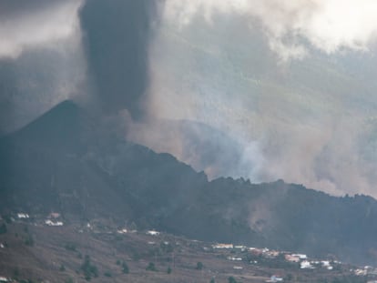 Vista del cono principal, con un derrumbe parcial, este sábado.