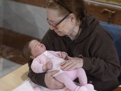 Isabel Fernández, en la residencia San Juan de Dios de Sevilla, con un bebé hiperrealista. 