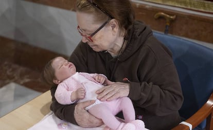 Isabel Fernández, en la residencia San Juan de Dios de Sevilla, con un bebé hiperrealista.