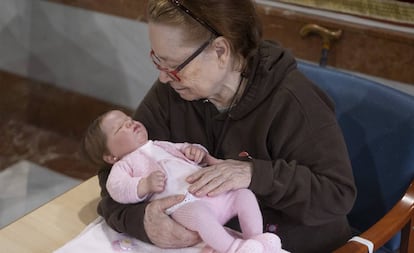 Isabel Fernández, en la residencia San Juan de Dios de Sevilla, con un bebé hiperrealista. 