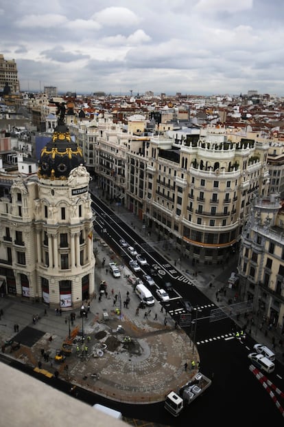 Una buena manera de hacerse a la idea de un vistazo de qué es la Gran vía es subir a la terraza del Círculo de Bellas Artes (4 euros) y contemplarla desde las alturas. Lo primero que llama la atención, el edificio Metrópolis, que mucha gente considera como el principio de esta avenida, está en realidad situado en la calle de Alcalá. El edificio, en cualquier caso, tiene una silueta muy característica, está coronado por una cúpula de pizarra con relieves dorados sobre la que se asienta la 'Victoria Alada' del escultor Mariano Benlliure.