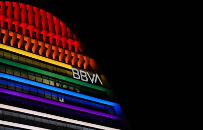 El edificio de La Vela del BBVA, iluminado con la bandera del Orgullo.